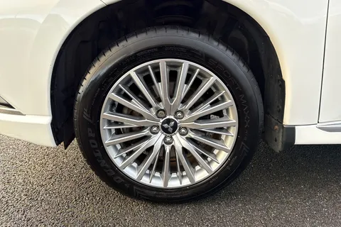 PX68JYY Mitsubishi Outlander 2.4h TwinMotor 13.8kWh 4h CVT 4WD Euro 6 (s/s) 5dr Thumbnail #14