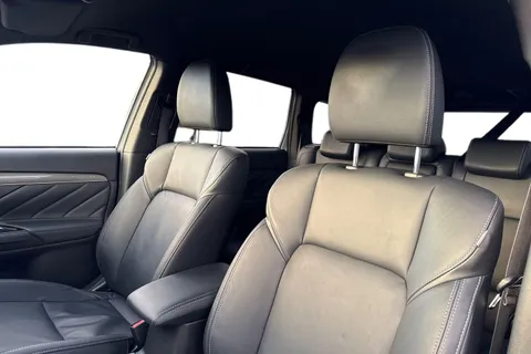 PX68JYY Mitsubishi Outlander 2.4h TwinMotor 13.8kWh 4h CVT 4WD Euro 6 (s/s) 5dr Thumbnail #17