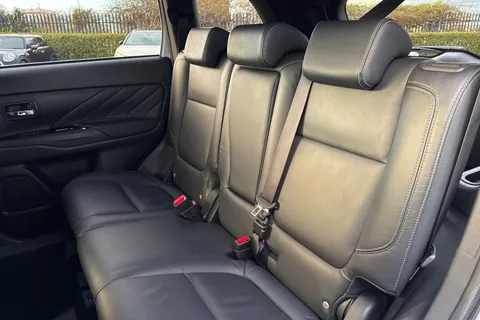 PX68JYY Mitsubishi Outlander 2.4h TwinMotor 13.8kWh 4h CVT 4WD Euro 6 (s/s) 5dr Thumbnail #20