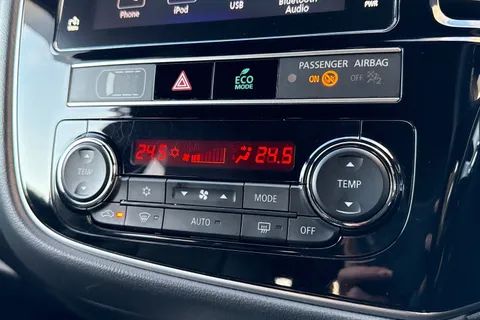 PX68JYY Mitsubishi Outlander 2.4h TwinMotor 13.8kWh 4h CVT 4WD Euro 6 (s/s) 5dr Thumbnail #23