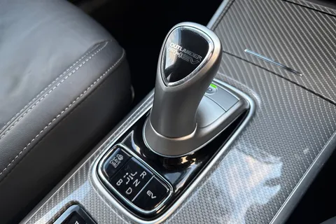 PX68JYY Mitsubishi Outlander 2.4h TwinMotor 13.8kWh 4h CVT 4WD Euro 6 (s/s) 5dr Thumbnail #24