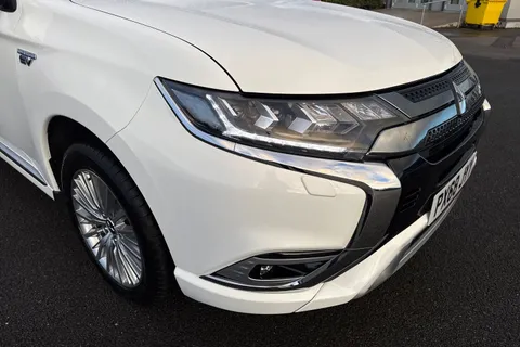 PX68JYY Mitsubishi Outlander 2.4h TwinMotor 13.8kWh 4h CVT 4WD Euro 6 (s/s) 5dr Thumbnail #27