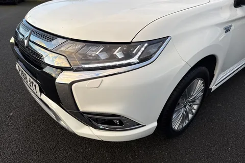 PX68JYY Mitsubishi Outlander 2.4h TwinMotor 13.8kWh 4h CVT 4WD Euro 6 (s/s) 5dr Thumbnail #28