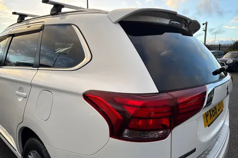 PX68JYY Mitsubishi Outlander 2.4h TwinMotor 13.8kWh 4h CVT 4WD Euro 6 (s/s) 5dr Thumbnail #32