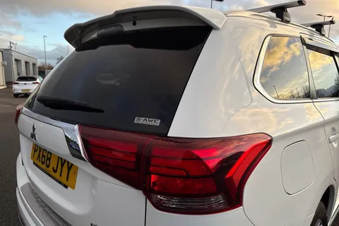 PX68JYY Mitsubishi Outlander 2.4h TwinMotor 13.8kWh 4h CVT 4WD Euro 6 (s/s) 5dr Thumbnail #33