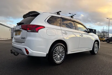 PX68JYY Mitsubishi Outlander 2.4h TwinMotor 13.8kWh 4h CVT 4WD Euro 6 (s/s) 5dr Thumbnail #36