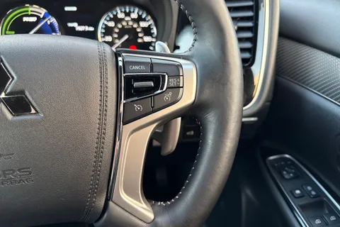 PX68JYY Mitsubishi Outlander 2.4h TwinMotor 13.8kWh 4h CVT 4WD Euro 6 (s/s) 5dr Thumbnail #41