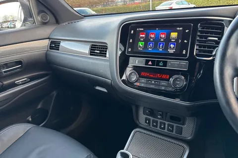 PX68JYY Mitsubishi Outlander 2.4h TwinMotor 13.8kWh 4h CVT 4WD Euro 6 (s/s) 5dr Thumbnail #45