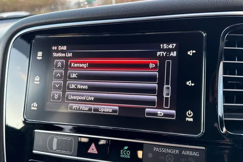 PX68JYY Mitsubishi Outlander 2.4h TwinMotor 13.8kWh 4h CVT 4WD Euro 6 (s/s) 5dr Thumbnail #47