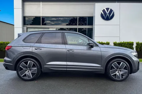 AU75NPJ Volkswagen Touareg 3.0 V6 TDI 4Motion 286 Black Edition 5dr Tip Auto | Tow Bar | Heated Seats Thumbnail #4