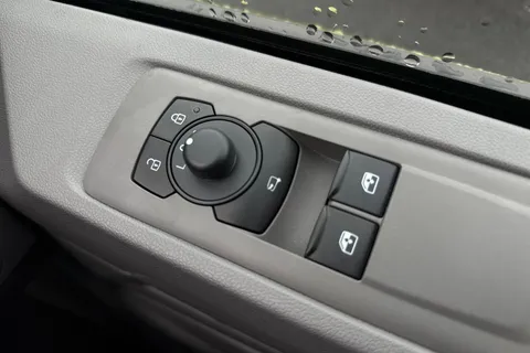 MF75FCZ Volkswagen Transporter 2.0 TDI 170 Commerce Pro Van Auto Thumbnail #17