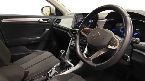 YH72VFC Volkswagen T-Roc 1.5 TSI Life Euro 6 (s/s) 5dr Thumbnail #8