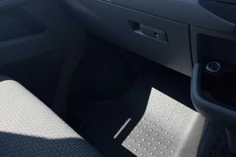 DG74YBU Volkswagen Transporter 2.0 TDI 150 Highline Van Thumbnail #14