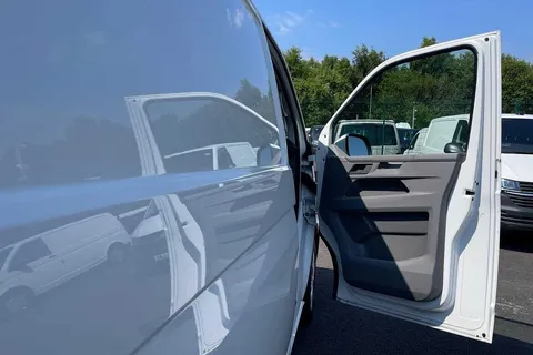 DG74YBU Volkswagen Transporter 2.0 TDI 150 Highline Van Thumbnail #27