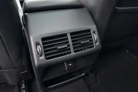 DU21OJW Land Rover Discovery Sport 2.0 D200 MHEV R-Dynamic HSE Auto 4WD Euro 6 (s/s) 5dr Thumbnail #38