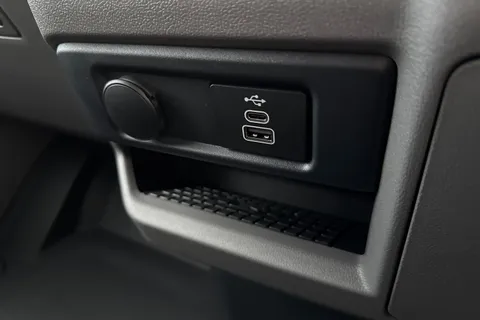 DC75CZE Volkswagen Transporter T28 Panel Van Commerce Pro SWB 150 PS 2.0 TDI 8sp Automatic Thumbnail #37