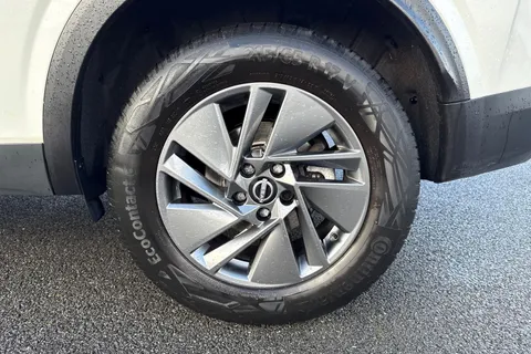 MM72GYX Nissan Qashqai 1.3 DIG-T MHEV Acenta Premium XTRON Euro 6 (s/s) 5dr Thumbnail #11