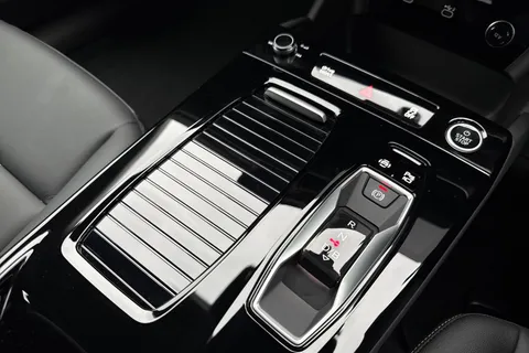 DC25FMY Audi A6 E-Tron Avant 83kWh Sport Auto 5dr Thumbnail #24