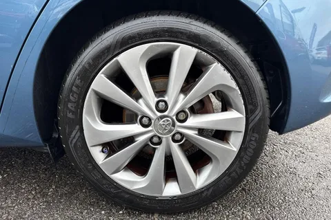 MT68KNE Toyota Auris 1.8 Hybrid Excel TSS 5dr CVT [Leather] Thumbnail #23