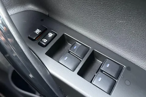 MT68KNE Toyota Auris 1.8 Hybrid Excel TSS 5dr CVT [Leather] Thumbnail #35