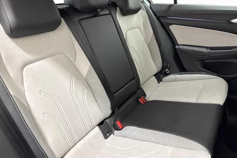 DK75YNN Volkswagen Golf 1.5 TSI 204 Style eHybrid 5dr DSG Thumbnail #9