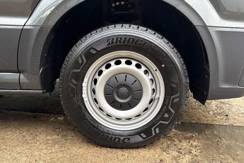 PJ75VBU Volkswagen Crafter CR35 Panel van Commerce Plus MWB 140 PS 2.0 TDI 8sp Automatic FWD Thumbnail #6