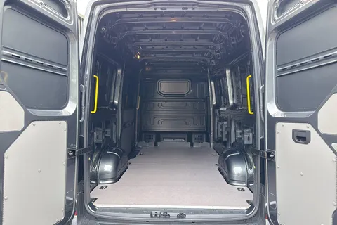 PJ75VBU Volkswagen Crafter CR35 Panel van Commerce Plus MWB 140 PS 2.0 TDI 8sp Automatic FWD Thumbnail #9