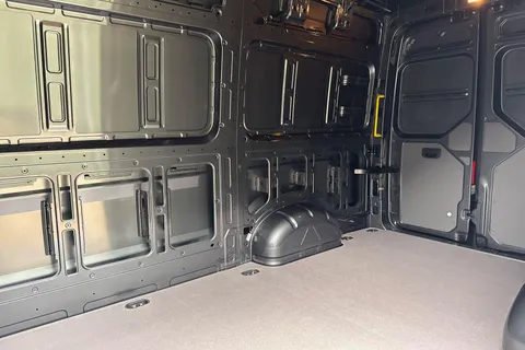 PJ75VBU Volkswagen Crafter CR35 Panel van Commerce Plus MWB 140 PS 2.0 TDI 8sp Automatic FWD Thumbnail #13