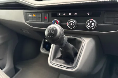 PJ74NXG Volkswagen Transporter 2.0 TDI 150 Highline Kombi Van Thumbnail #19