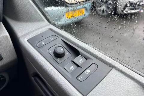 PK74NXP Volkswagen Transporter 2.0 TDI 110 Highline Van Thumbnail #17