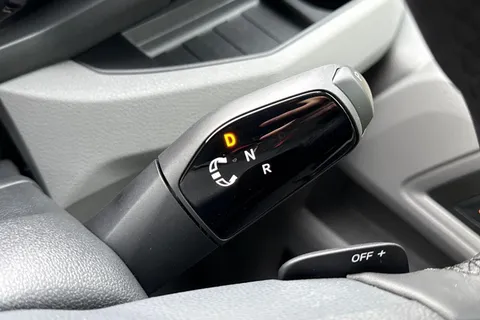 PJ75VBU Volkswagen Crafter CR35 Panel van Commerce Plus MWB 140 PS 2.0 TDI 8sp Automatic FWD Thumbnail #19