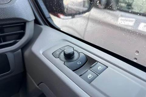 PF75AUW Volkswagen Transporter 2.0 TDI 150 Commerce Pro Van Auto Thumbnail #17