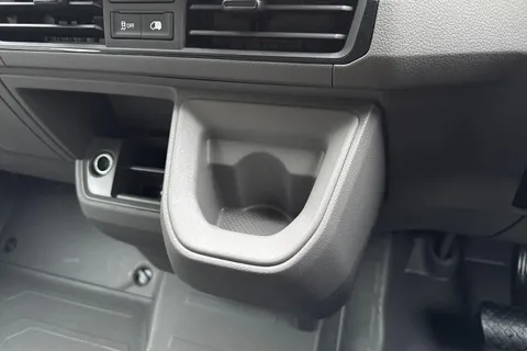 PJ75VBU Volkswagen Crafter CR35 Panel van Commerce Plus MWB 140 PS 2.0 TDI 8sp Automatic FWD Thumbnail #28