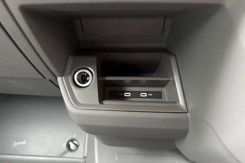PJ75VBU Volkswagen Crafter CR35 Panel van Commerce Plus MWB 140 PS 2.0 TDI 8sp Automatic FWD Thumbnail #29