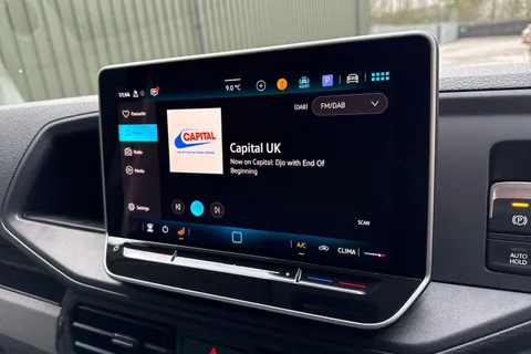 PJ75VBU Volkswagen Crafter CR35 Panel van Commerce Plus MWB 140 PS 2.0 TDI 8sp Automatic FWD Thumbnail #31