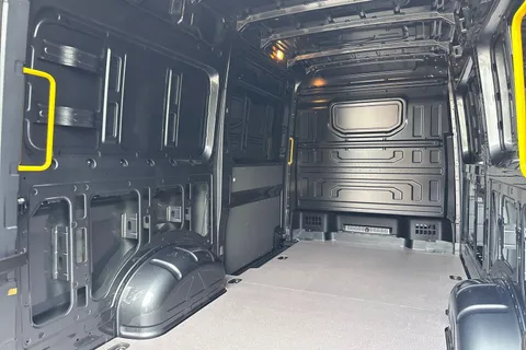 PJ75VBU Volkswagen Crafter CR35 Panel van Commerce Plus MWB 140 PS 2.0 TDI 8sp Automatic FWD Thumbnail #43