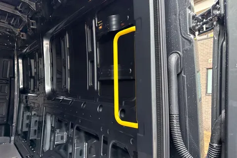 PJ75VBU Volkswagen Crafter CR35 Panel van Commerce Plus MWB 140 PS 2.0 TDI 8sp Automatic FWD Thumbnail #44