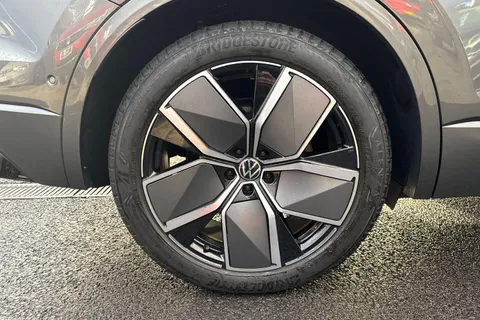 VO24XVR Volkswagen Touareg 3.0 V6 TDI 4Motion 286 Black Edition 5dr Tip Auto Thumbnail #6