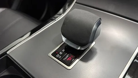 KT73HDG Land Rover Range Rover Velar 2.0 D200 MHEV Dynamic SE 5dr Auto Thumbnail #13