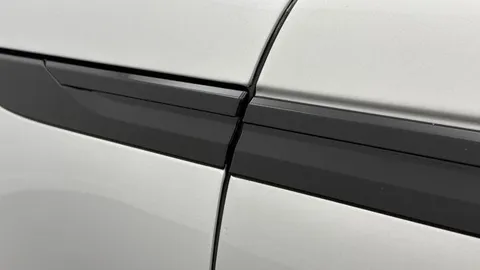 KT73HDG Land Rover Range Rover Velar 2.0 D200 MHEV Dynamic SE 5dr Auto Thumbnail #19