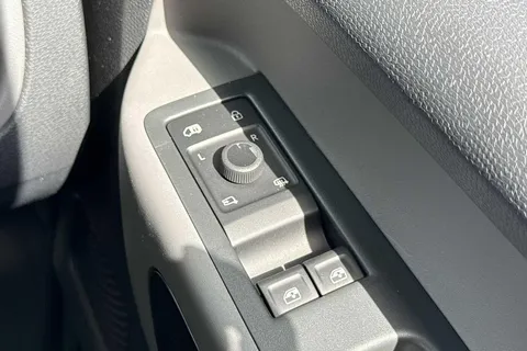 DG25EVC Volkswagen ID. Buzz 210kW Commerce 79kWh Auto Thumbnail #41