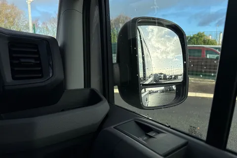 20 of 58 for Volkswagen Crafter CR35 Commerce MWB 140 PS FWD - Business Pack