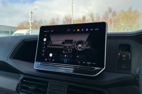 21 of 58 for Volkswagen Crafter CR35 Commerce MWB 140 PS FWD - Business Pack