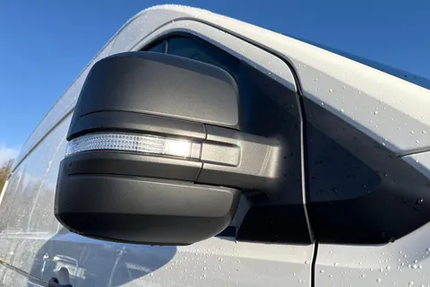 25 of 58 for Volkswagen Crafter CR35 Commerce MWB 140 PS FWD - Business Pack