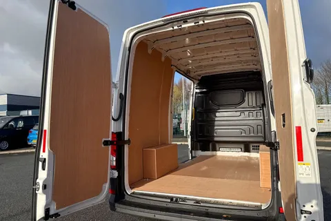 33 of 58 for Volkswagen Crafter CR35 Commerce MWB 140 PS FWD - Business Pack