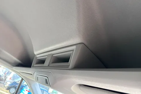 35 of 58 for Volkswagen Crafter CR35 Commerce MWB 140 PS FWD - Business Pack