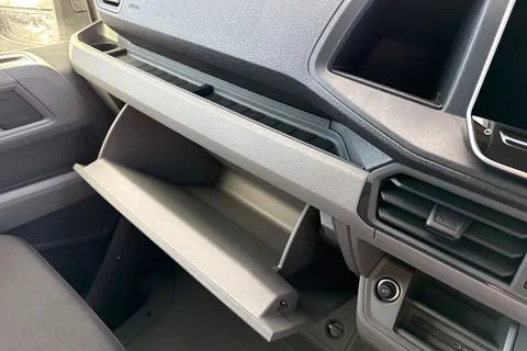 37 of 58 for Volkswagen Crafter CR35 Commerce MWB 140 PS FWD - Business Pack