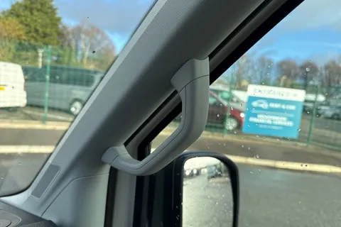 38 of 58 for Volkswagen Crafter CR35 Commerce MWB 140 PS FWD - Business Pack