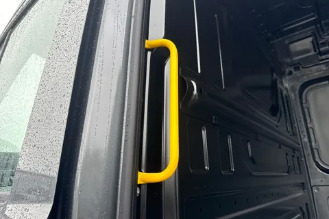 DC75BXB Volkswagen Crafter CR35 Commerce Plus MWB 140 PS Man FWD  - Digital Dash/Camera/Heated Windscr Thumbnail #31