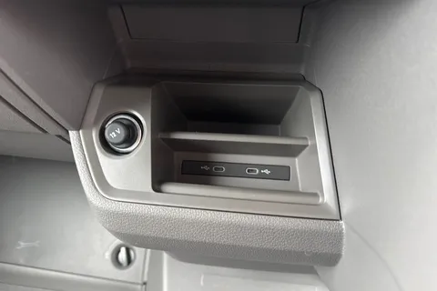 DC75BXB Volkswagen Crafter CR35 Commerce Plus MWB 140 PS Man FWD  - Digital Dash/Camera/Heated Windscr Thumbnail #36